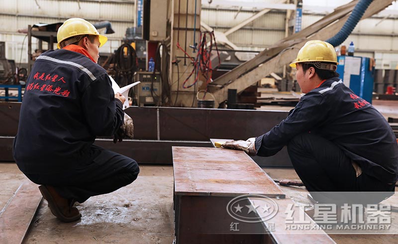 技術人員生產玄武巖打沙機