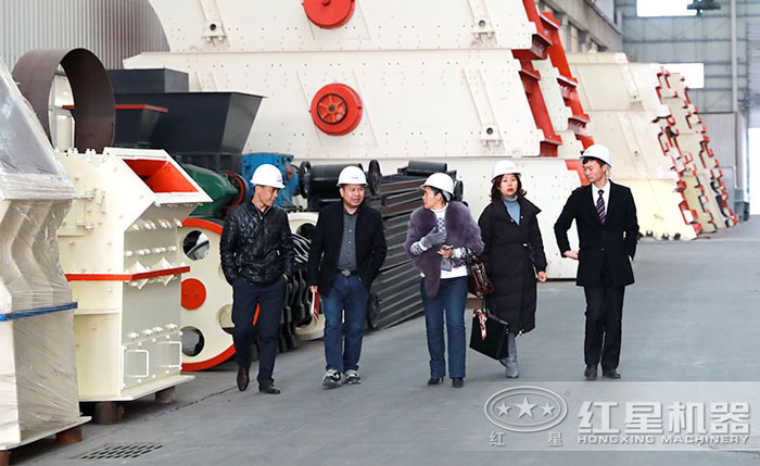 紅星時產(chǎn)400方的大型砂石粉碎機(jī)客戶參觀圖
