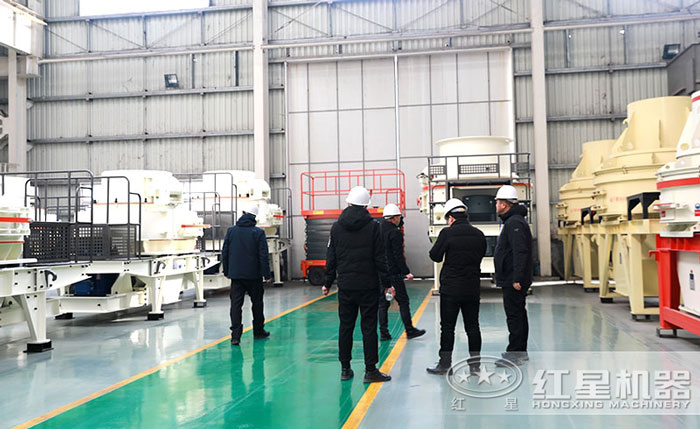 客戶參觀紅星制砂機車間