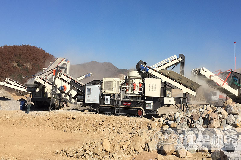 紅星履帶移動石子破碎機作業現場