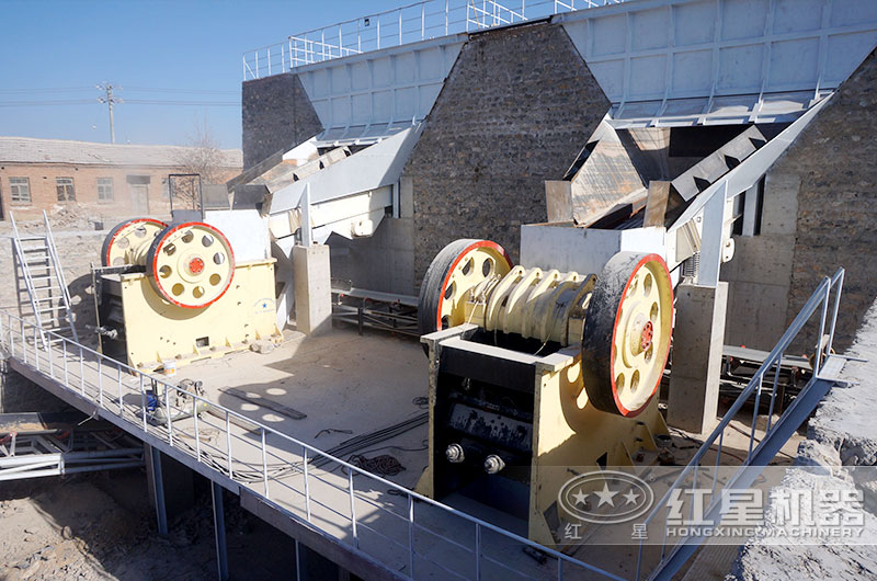 鄂式破碎機(jī)現(xiàn)場(chǎng)