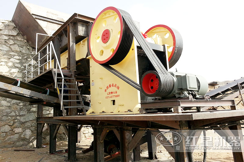 內(nèi)蒙時(shí)產(chǎn)150t玄武巖生產(chǎn)線之顎式破碎機(jī)現(xiàn)場(chǎng)