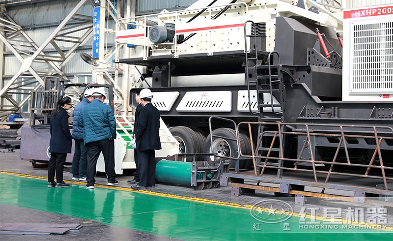 用戶參觀紅星機器時產300噸移動石子粉碎機