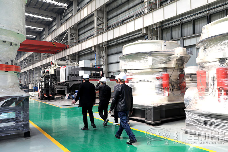 客戶參觀圓錐破碎機車間