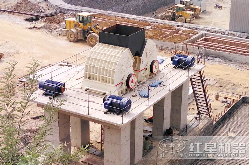 兩臺重錘式破碎機聯合工作現場