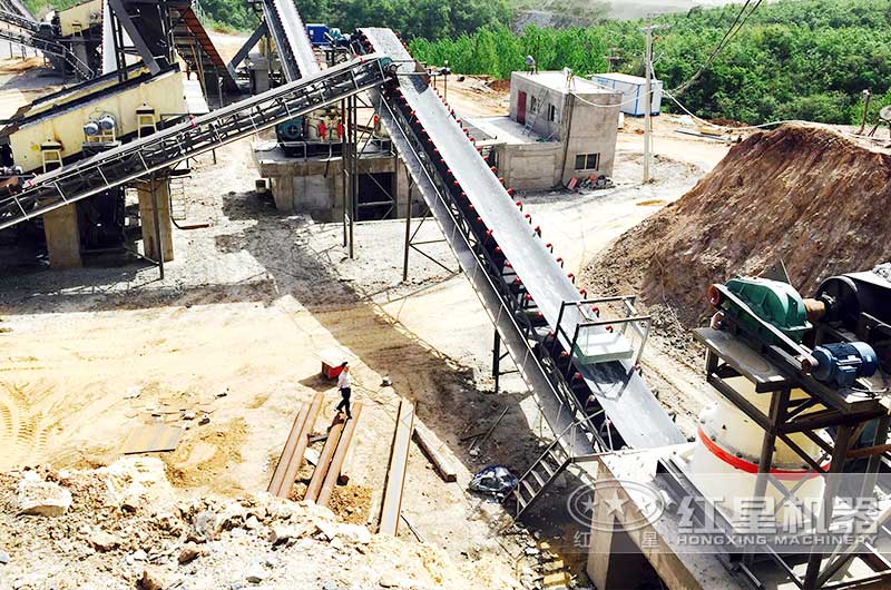 一天產量500左右的鵝卵石碎石制砂機現場