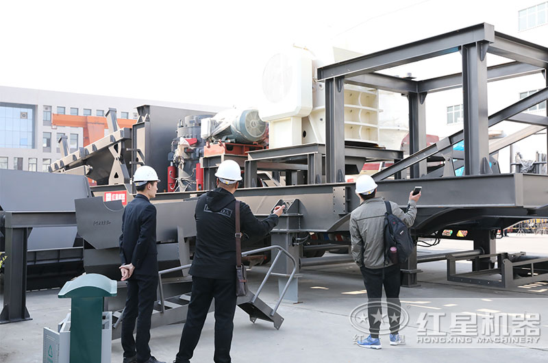用戶到廠區(qū)參觀小型移動破碎制砂一體機(jī)