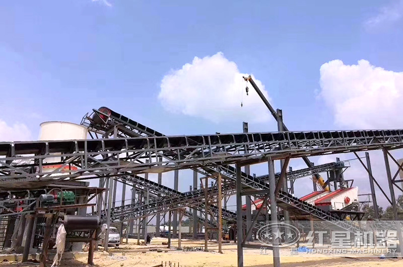 每小時加工500噸石頭的生產現場