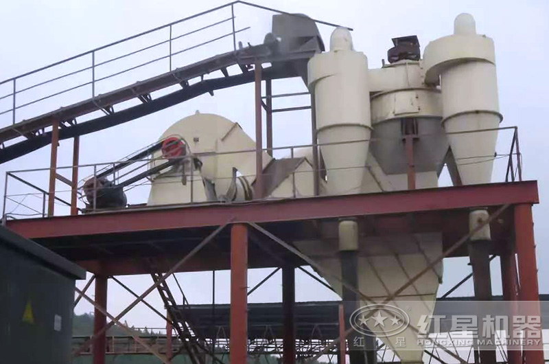 雷蒙磨粉機(jī)現(xiàn)場使用的鼓風(fēng)機(jī)