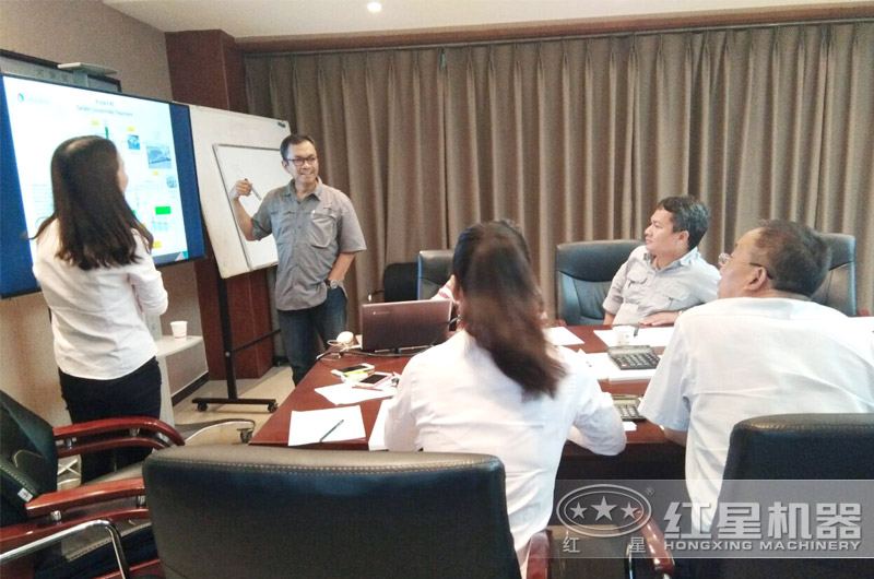 紅星機(jī)器工程師為用戶(hù)定制生產(chǎn)方案